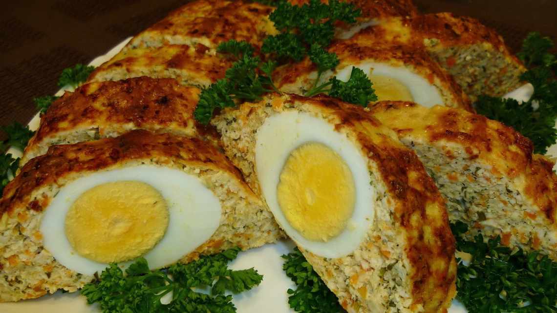 Мясной рулет с яйцом и луком