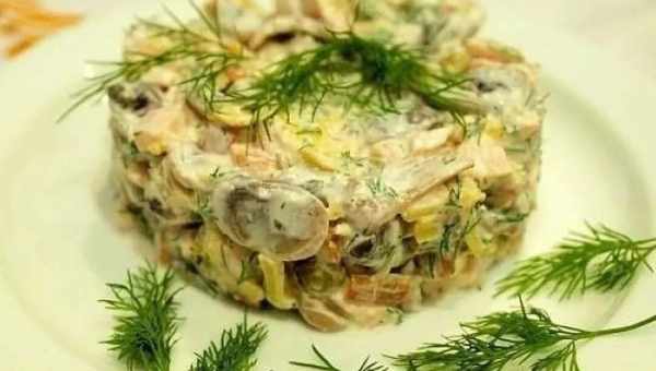 Салат слоеный с курицей и шампиньонами