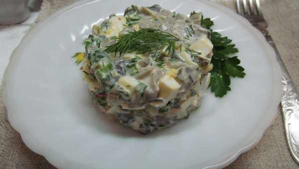 Салат с курицей, яйцом, грибами и огурцом