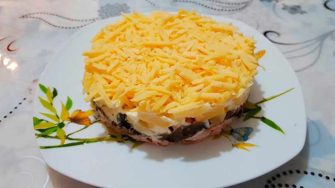 Салат с курицей, шампиньонами и ананасом