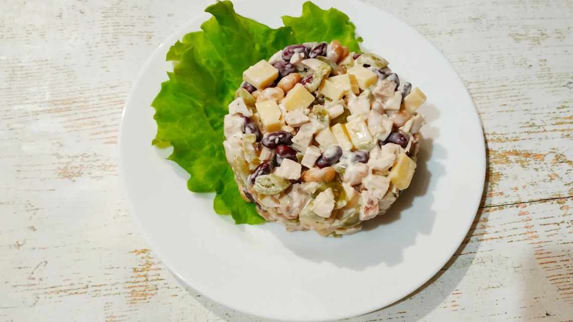 Салат с фасолью, копченой курицей и сухариками