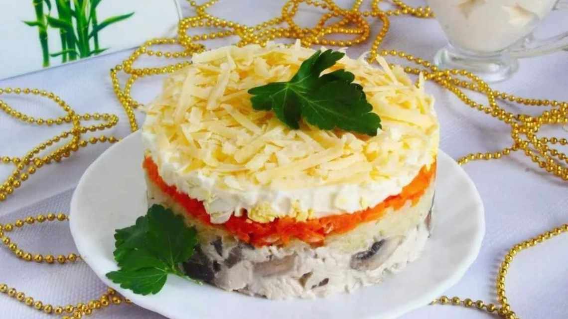 Салат из копченой курицы с шампиньонами