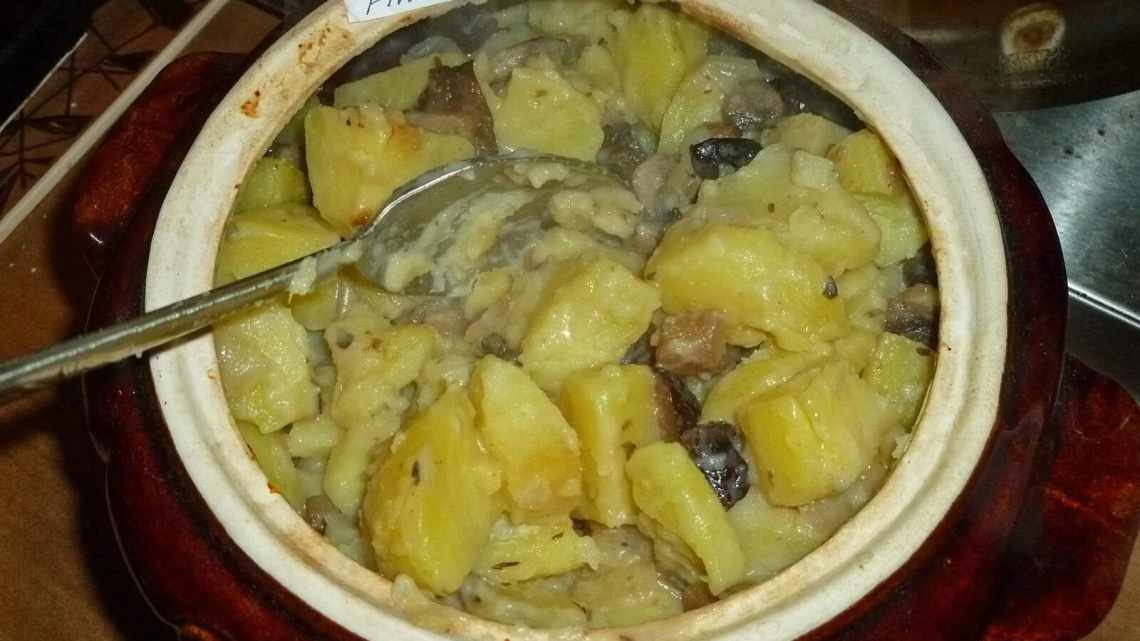 Мясо в горшочке с картошкой и грибами