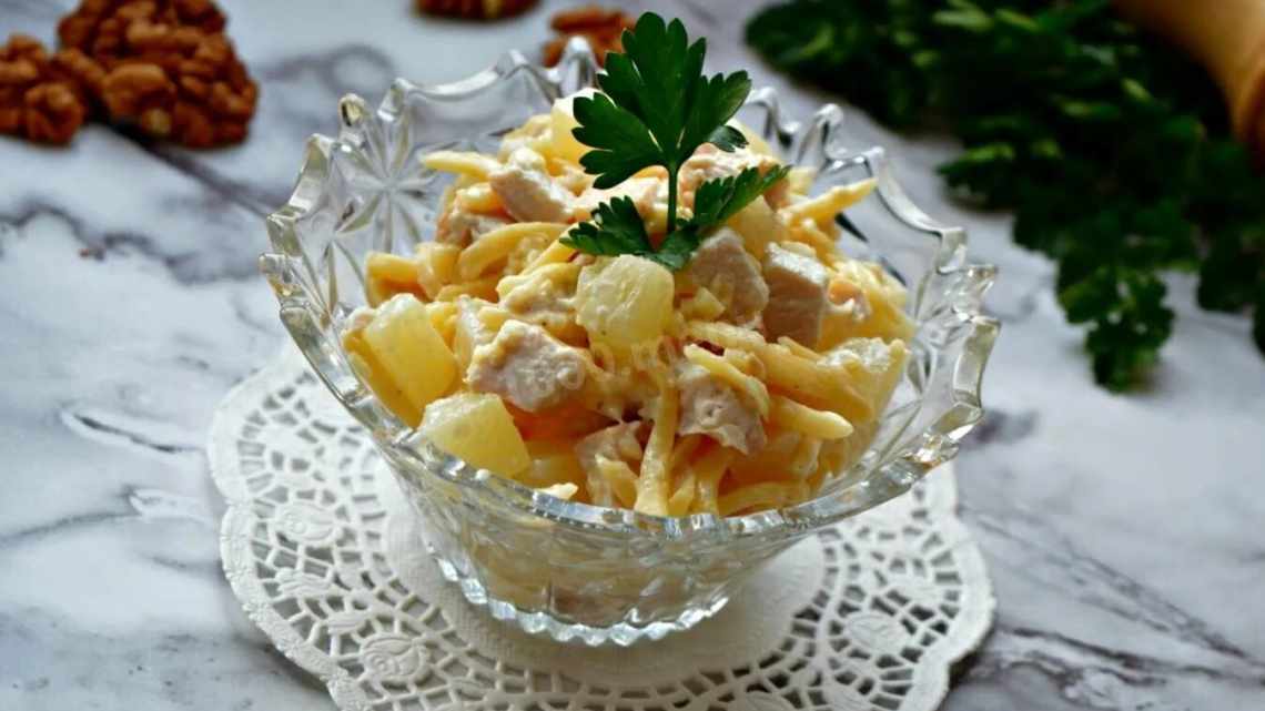 Салат из копченой курицы и ананасов