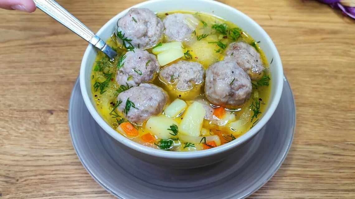 Куббе-суп с манными клецками, фаршированными мясом