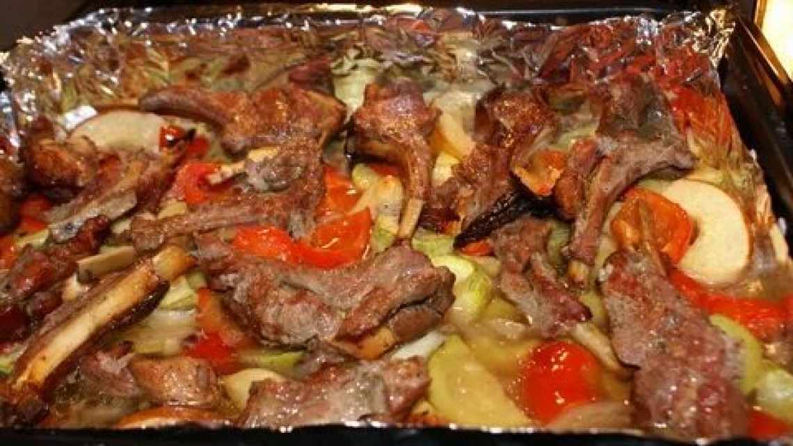 Ребра, запеченные с овощами