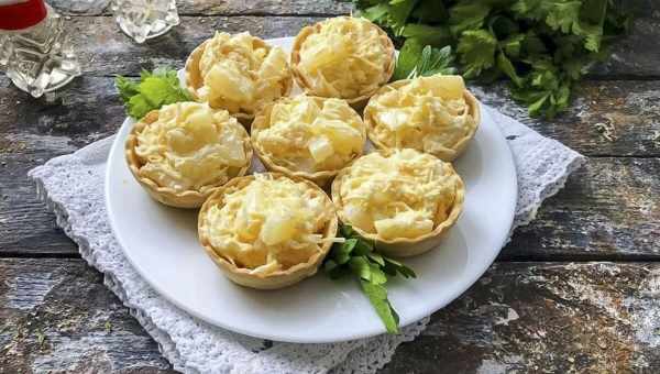 Салат с курицей и ананасами в тарталетках