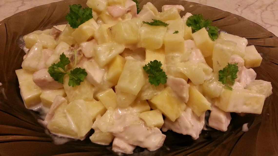 Салат из ананасов и копченой курицы