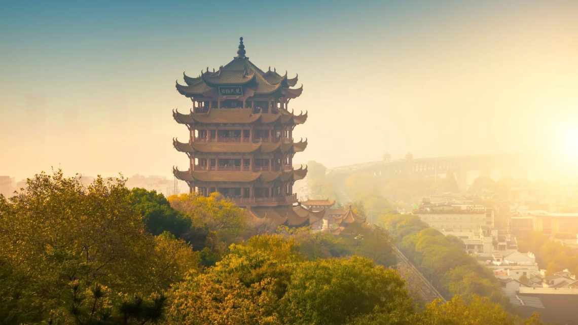 Загадочный жёлтый дым накрыл китайский город Ухань