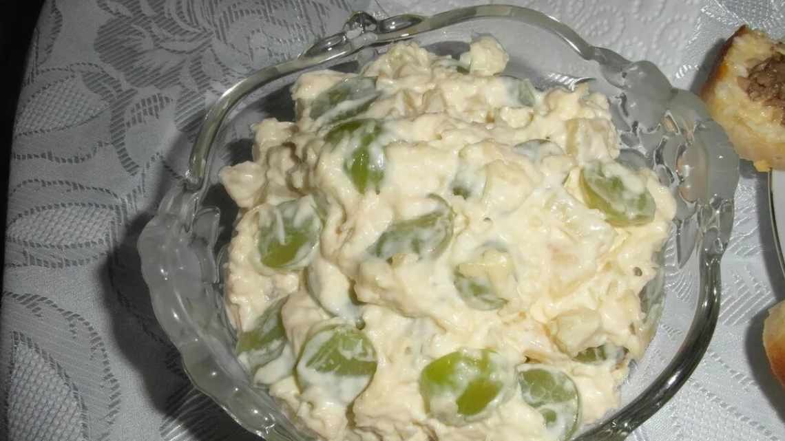 Салат с виноградом, и сыром, и чесноком