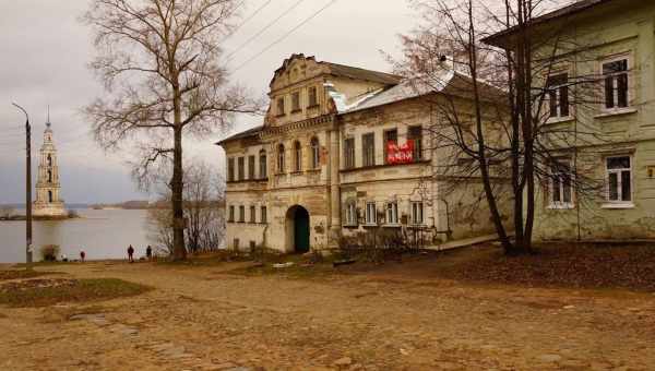 Памятник Макарию Калязинскому