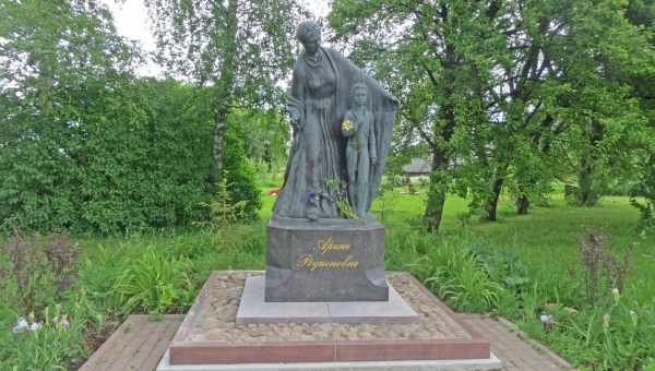 Памятник Арине Родионовне в селе Воскресенское