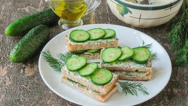 Бутерброды с яйцом и огурцом