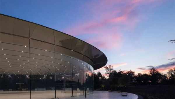 Закат в Apple Park с видом на огни театра имени Стива Джобса