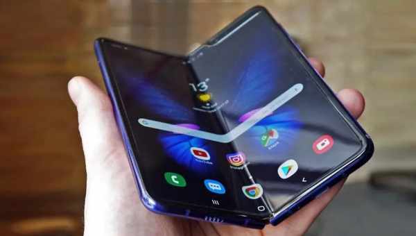 Почему отложили выход складного смартфона Galaxy Fold?