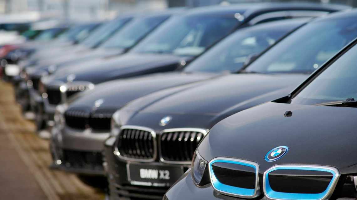 Автомобили BMW поздравят своих владельцев с праздниками