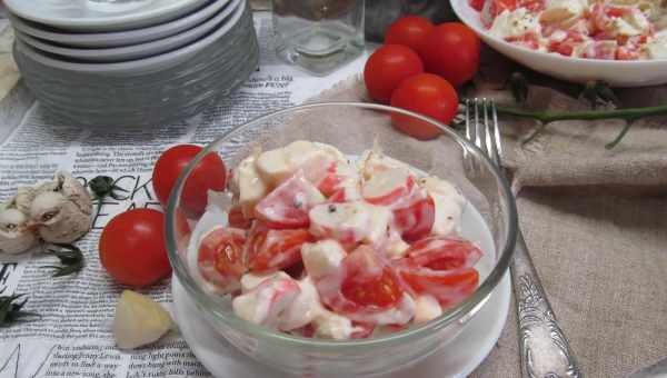 Салат с крабовыми палочками и брынзой