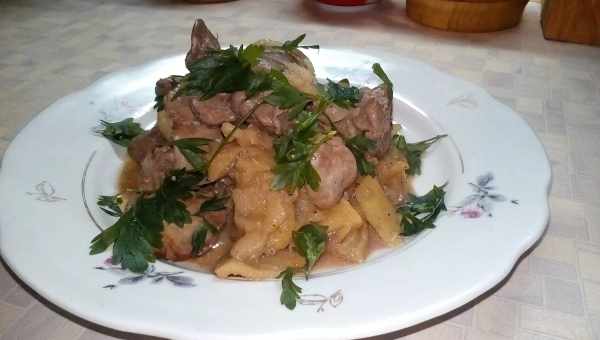 Куриная печень с яблоками