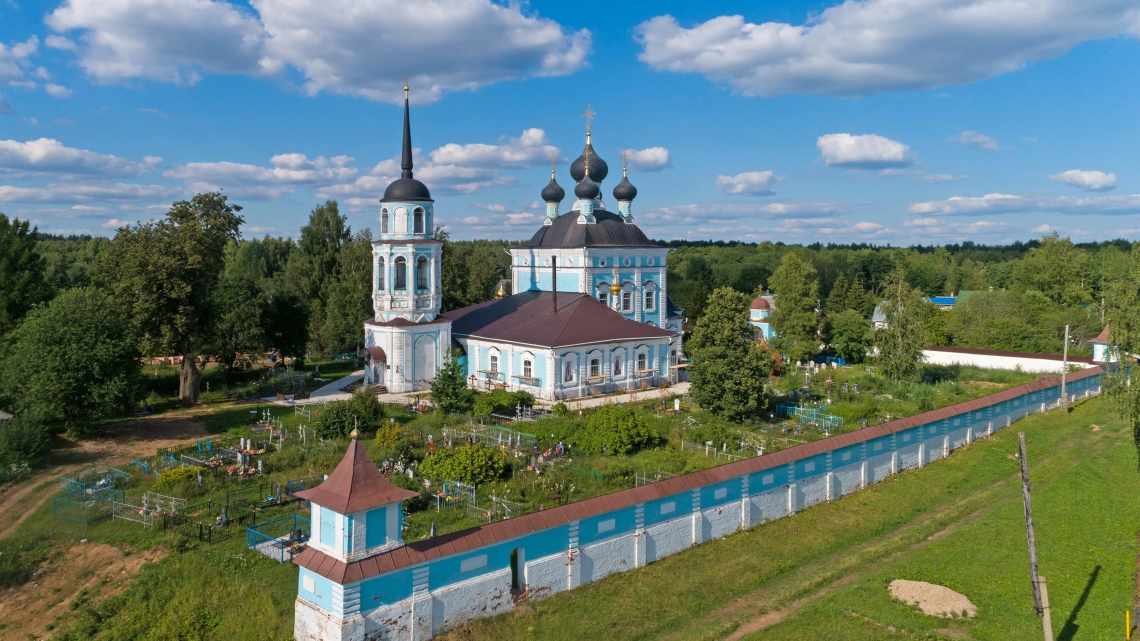 Введенская церковь в поселке Кравотынь