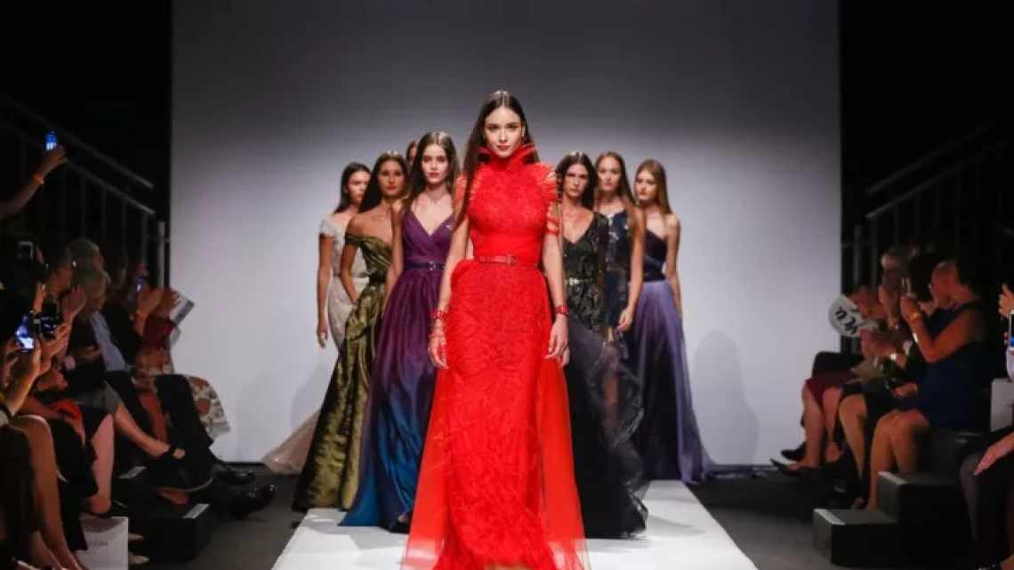 Блистайте на вечеринках: тренды брендовых вечерних платьев 2024